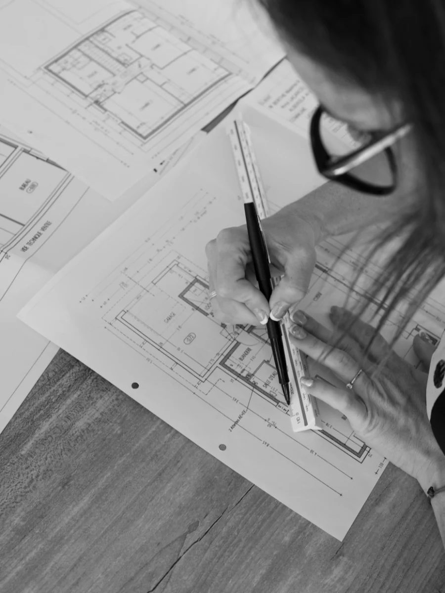 Ana au travail sur plan
